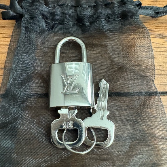 Silver LV Lock & Key - Picture 2 of 6